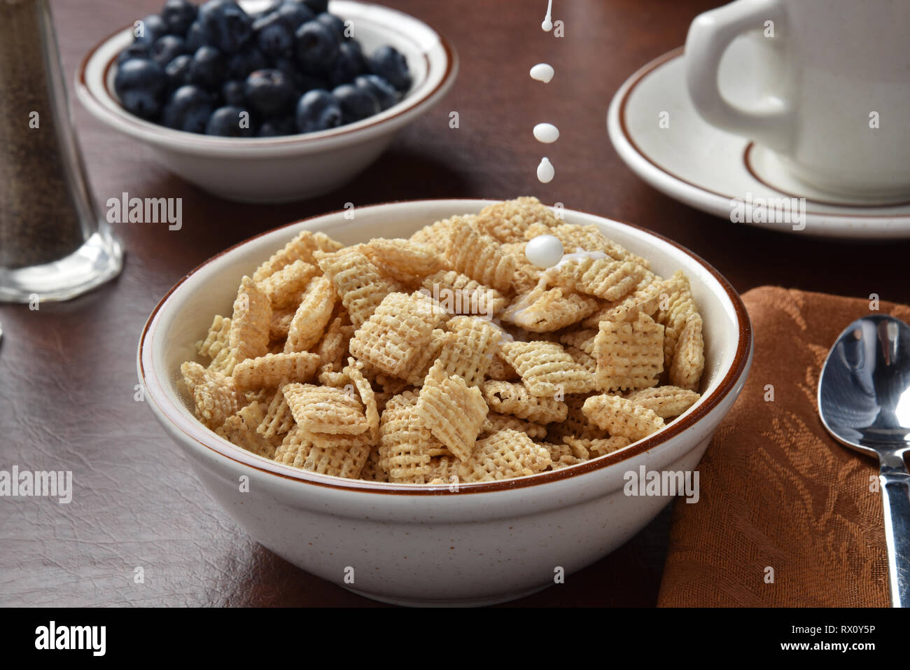 Les premières gouttes de lait verser sur les céréales petit déjeuner, la photographie haute vitesse Banque D'Images