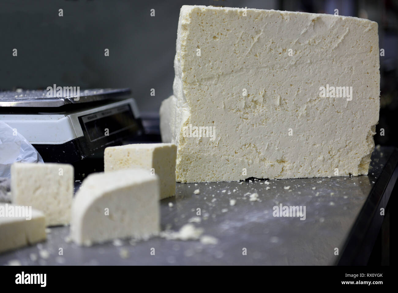 Fromage blanc colombien, blocs de fromage colombien blanc frais traditionnel dans un marché en Colombie, Amérique du Sud Banque D'Images