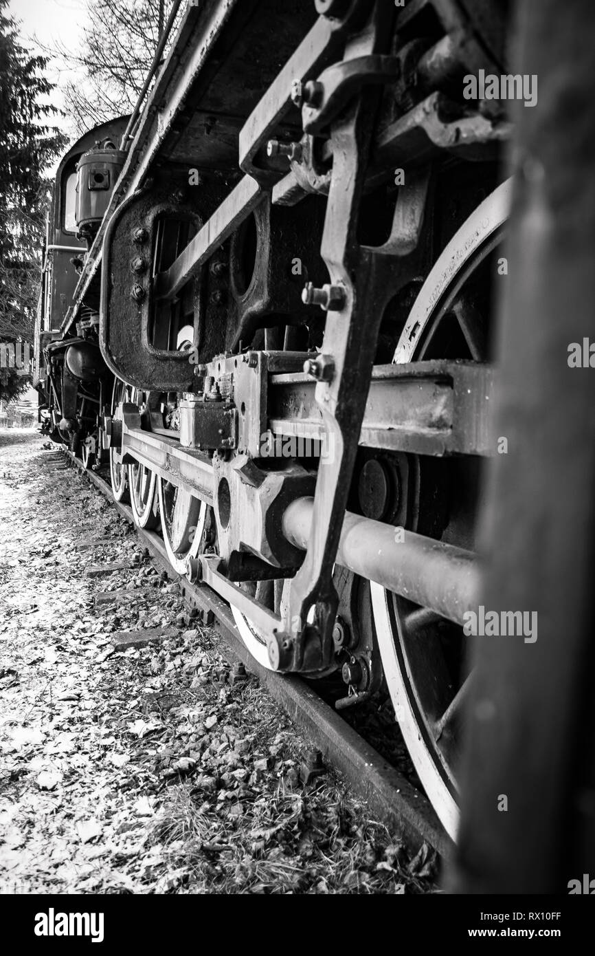 Détail d'une ancienne structure de locomotive en noir et blanc. Banque D'Images