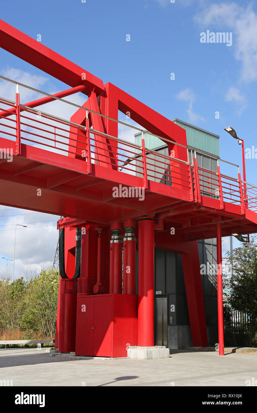 Mécanisme hydraulique pour la nouvelle passerelle de levage de l'autre côté de la rivière Lea de Canning Town à la nouvelle ville l'île. Banque D'Images