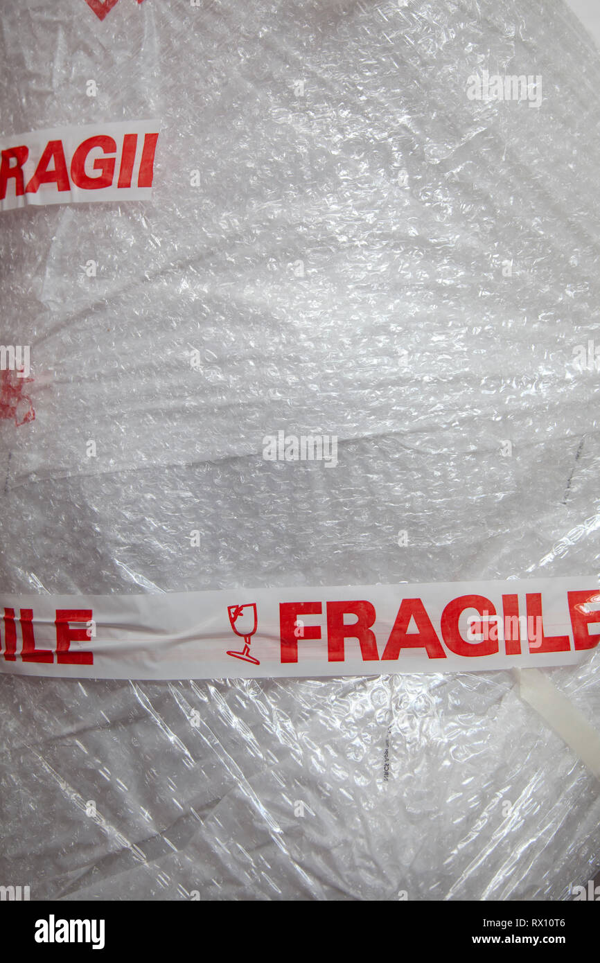 Paquet fragile dans l'enveloppe de bulle Banque D'Images