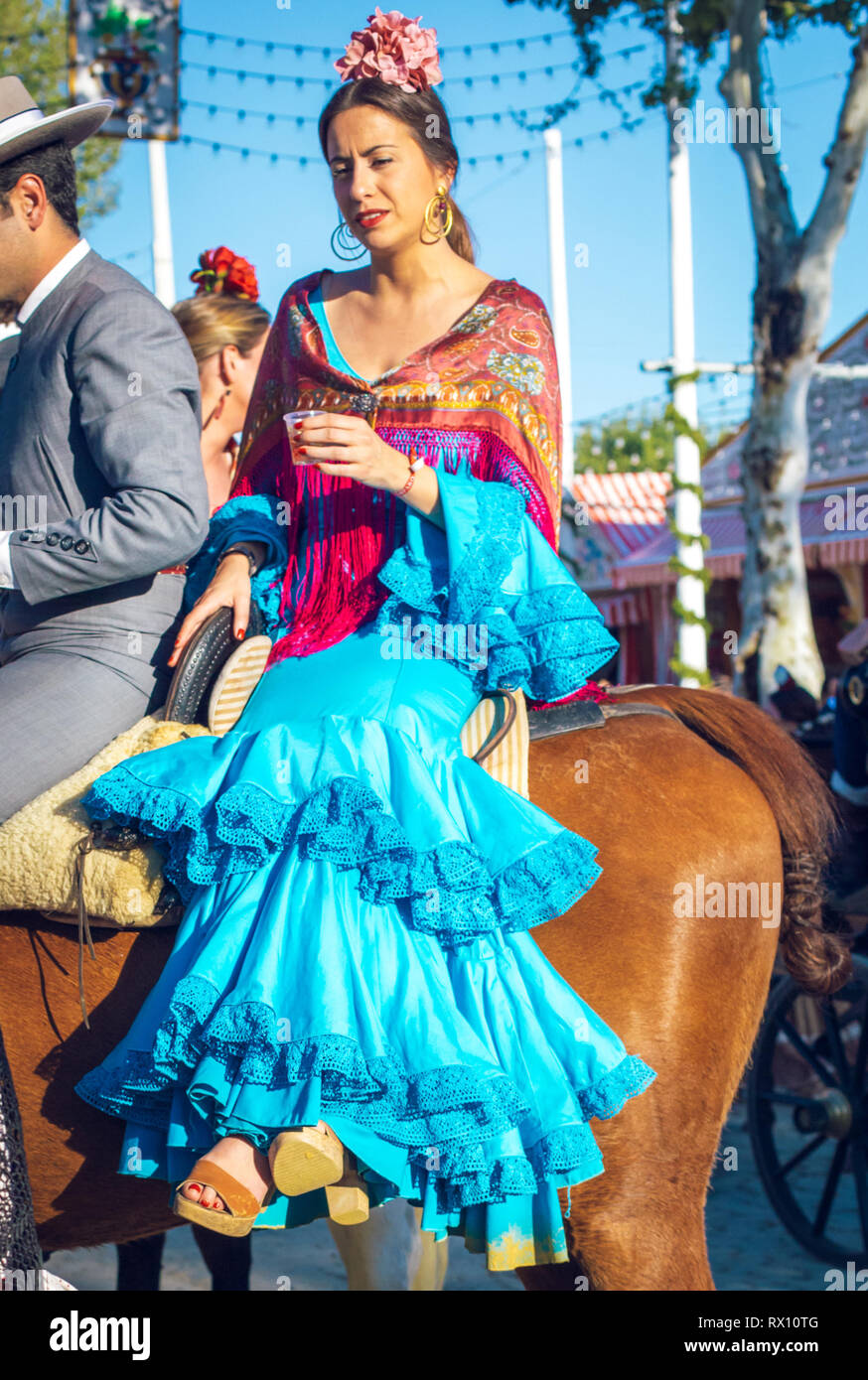 Belle jeune femme andalouse avec costumes traditionnels de l'équitation à  la foire d'Avril de Séville Photo Stock - Alamy