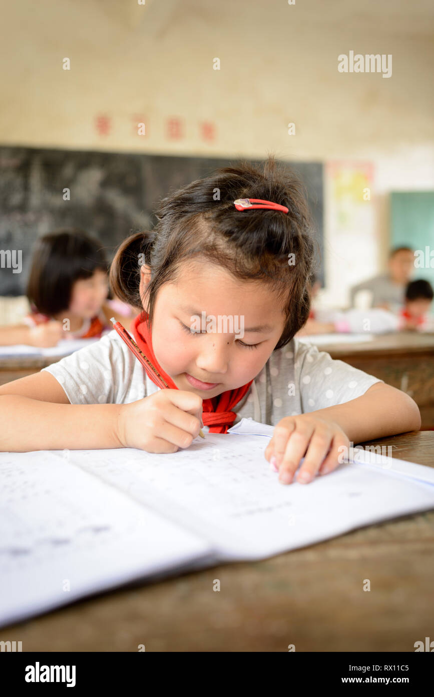 L'âge des enfants de l'école primaire être scolarisé dans une classe rurale dans le Guangxi région du centre sud de la Chine. Banque D'Images