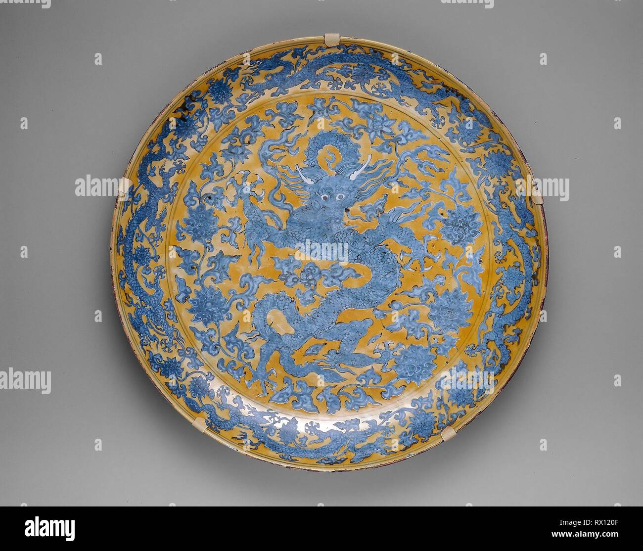 Grande plaque avec des Dragons, Nuages et Floral sprays. La Chine. Date : 1522-1566. Dimensions : H. 11,4 cm ; diam. 79,3 cm. Porcelaine peinte en bleu et jaune sous glaçure overglaze émail. Origine : Chine. Musée : le Chicago Art Institute. Banque D'Images