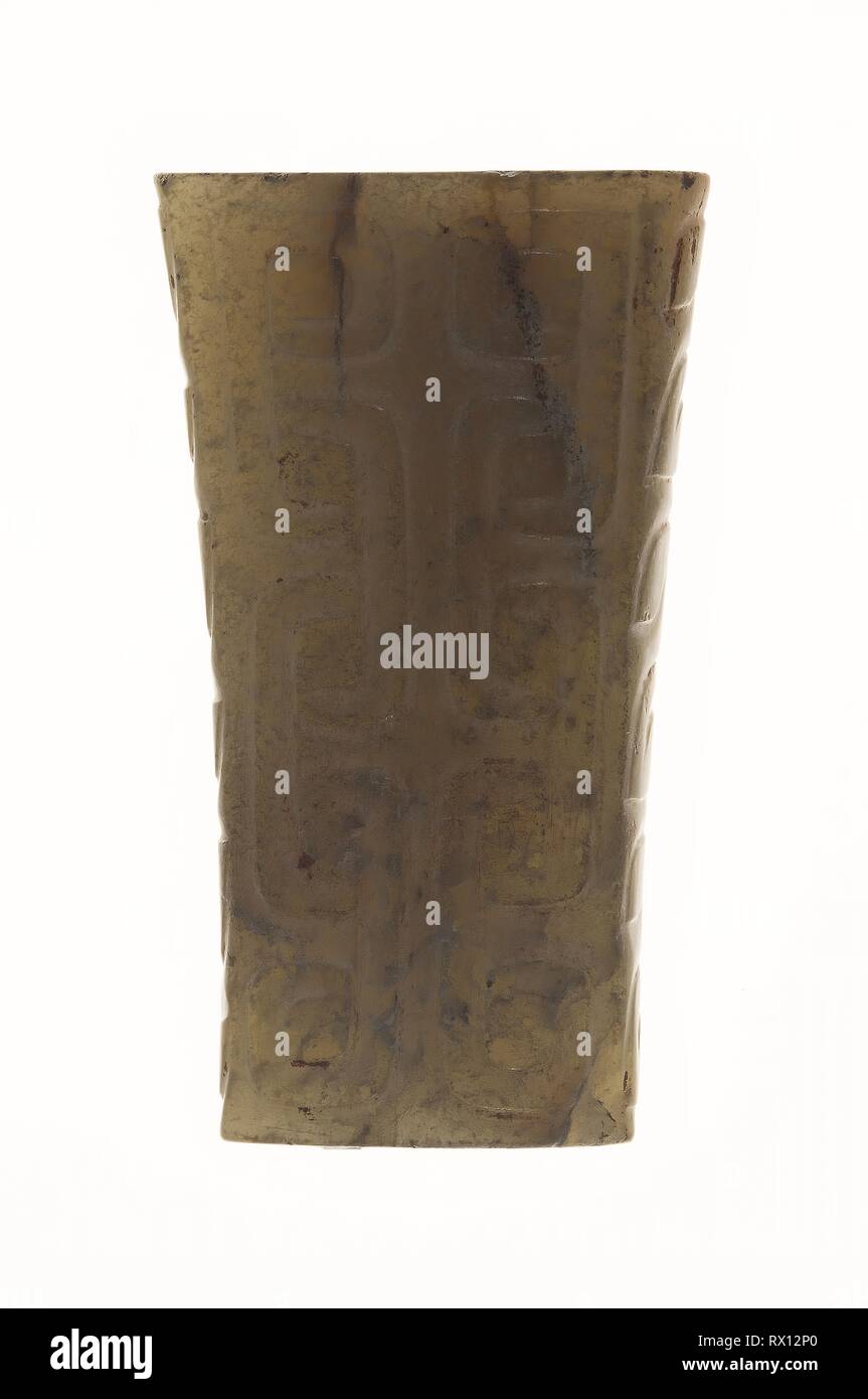 Entrebarrage avec cordon de spirales. La Chine. Date : 1600 BC-1050 BC. Dimensions : 2 × 1 × 1/16 3/16 1/2 in. Jade. Origine : Chine. Musée : le Chicago Art Institute. Banque D'Images