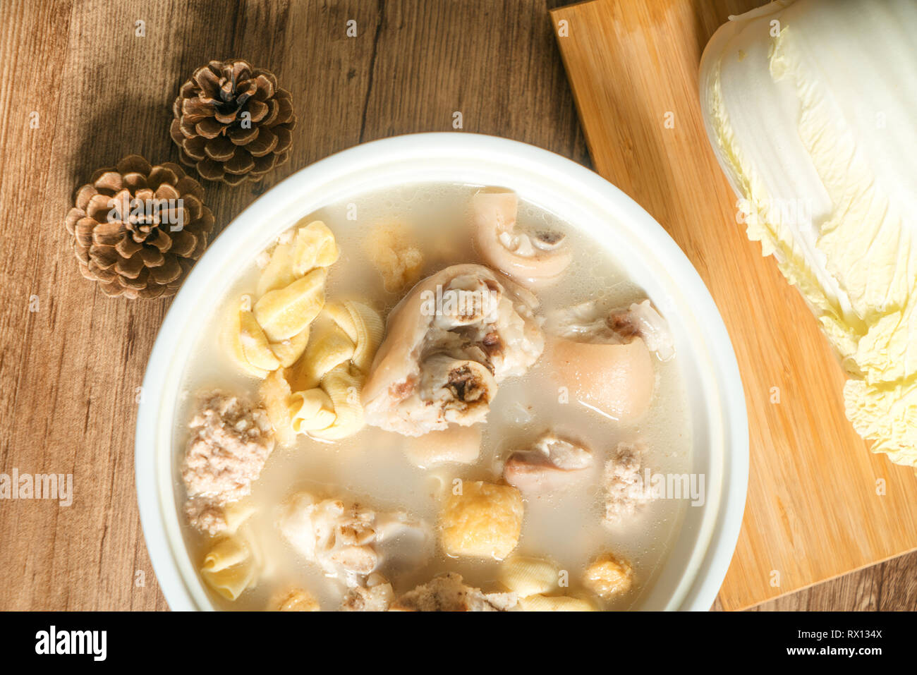 Trotter soupe avec fond de bois Banque D'Images