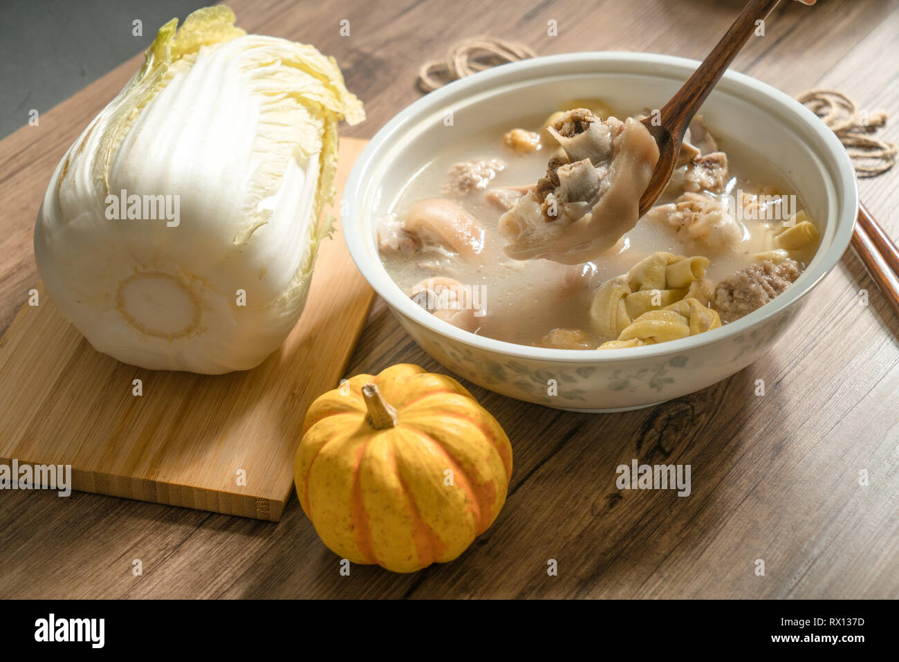 Trotter soupe avec fond de bois Banque D'Images