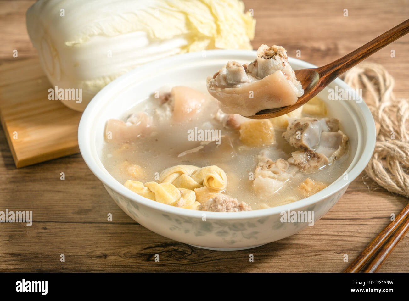 Trotter soupe avec fond de bois Banque D'Images