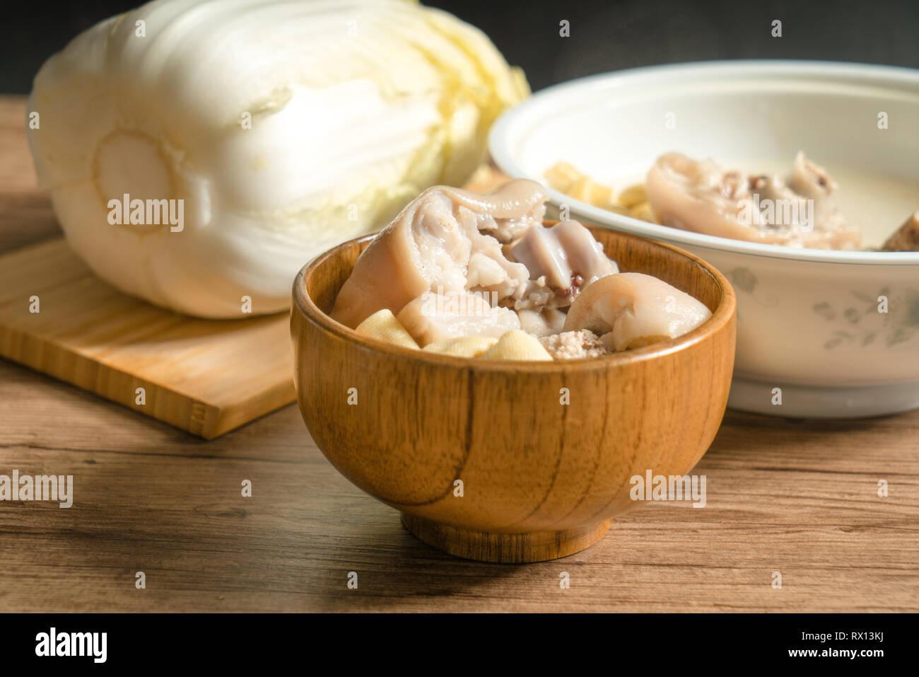 Trotter soupe avec fond de bois Banque D'Images