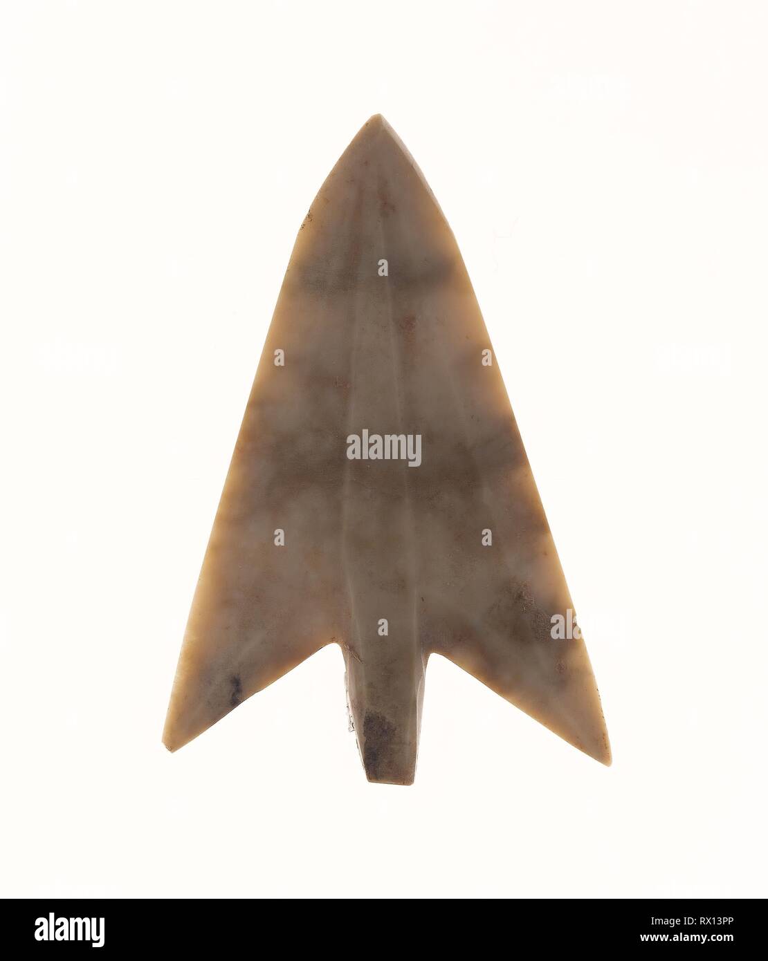 Des barbelés à tenons et Triangle. La Chine. Date : 1600 BC-1050 BC. Dimensions : 2 × 1 × 1/16 7/16 1/8 in. (5,24 × 3,65 × 0,32 cm). Jade. Origine : Chine. Musée : le Chicago Art Institute. Banque D'Images