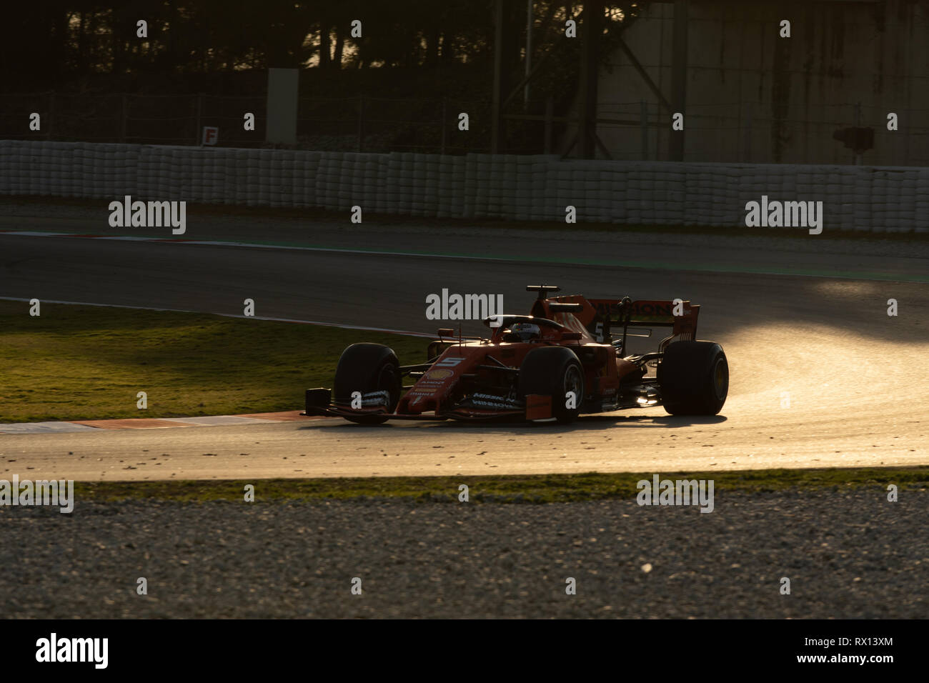 Barcelone, Espagne. 18 février 2019 - Sebastian Vettel de l'Allemagne avec 5 de la Scuderia Ferrari SF90 sur la voie au cours de la F 1 2019 Test d'avant saison. Banque D'Images