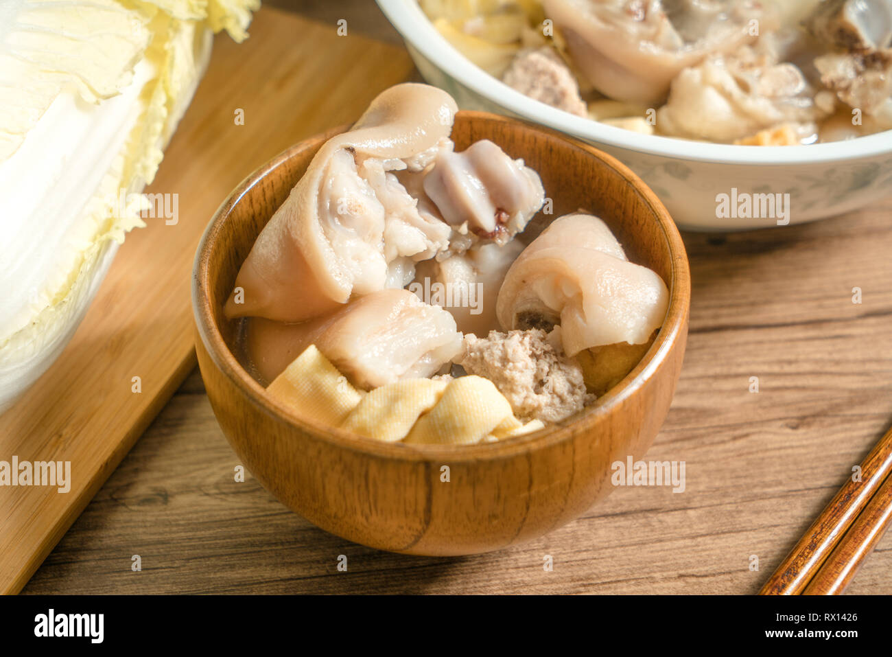 Trotter soupe avec fond de bois Banque D'Images