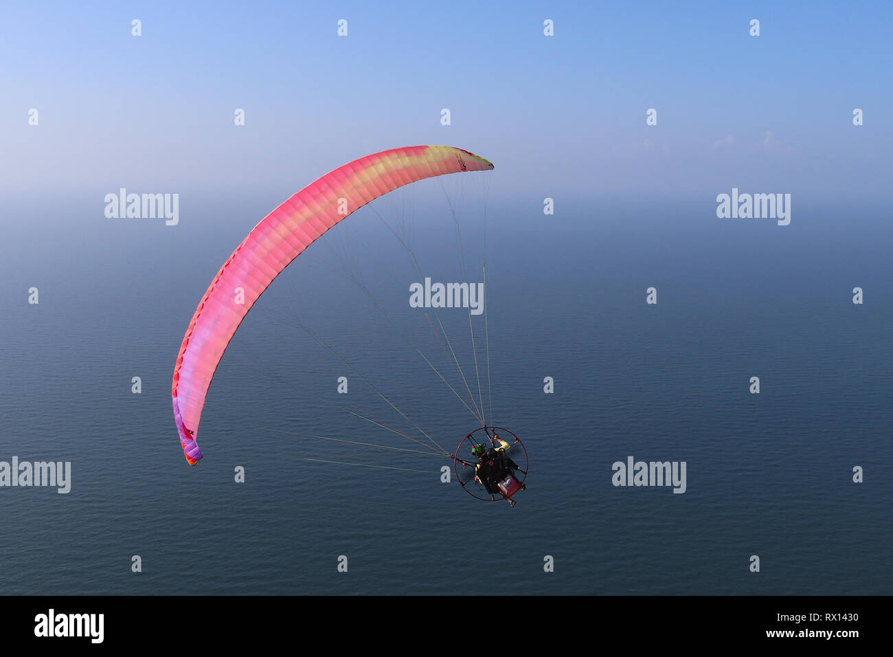 L'île de Galveston, Texas, USA - 9 juin 2018 : Spectaculaire vue aérienne d'un parapente en vol propulsé. Paramotor haut au-dessus du golfe du Mexique. Banque D'Images