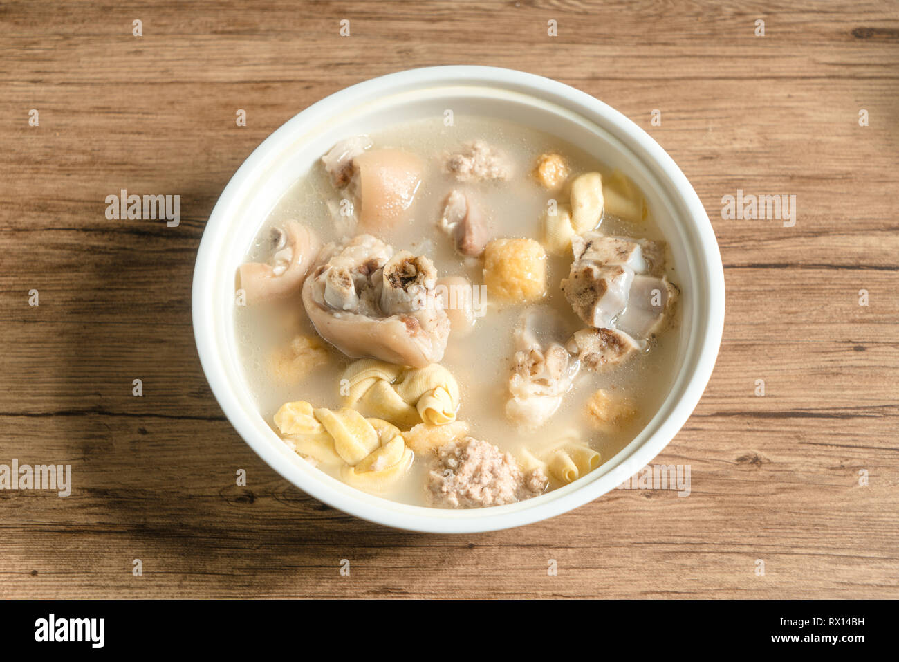 Trotter soupe avec fond de bois Banque D'Images