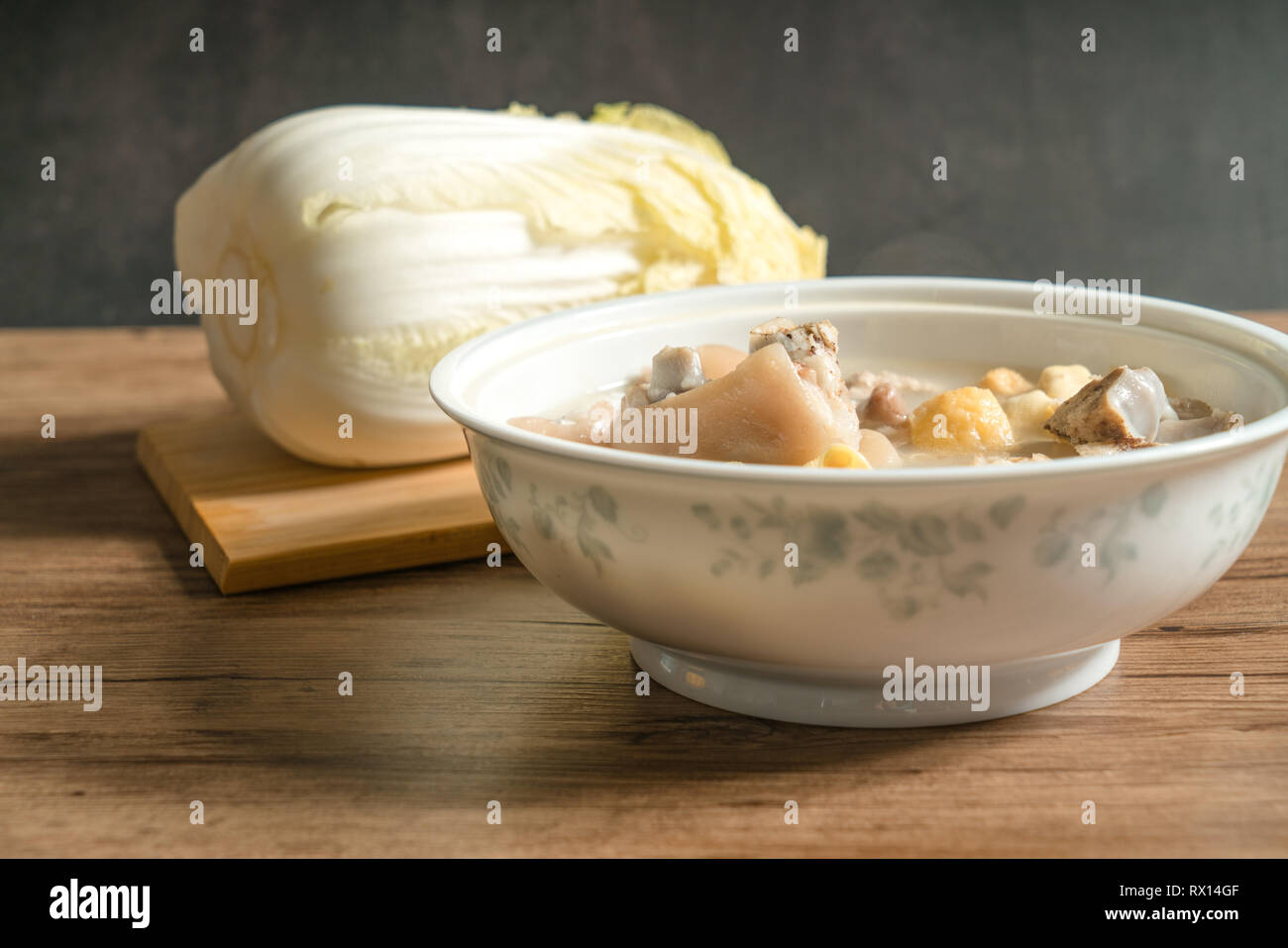 Trotter soupe avec fond de bois Banque D'Images