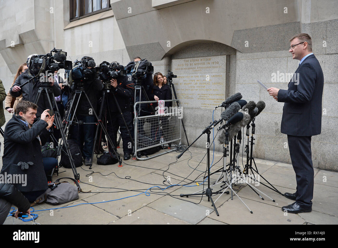 L'inspecteur de police Jon Fanner Sussex parler à l'extérieur l'Old Bailey à Londres après Andrew Hill, pilote dont l'avion s'est écrasé au cours de l'hôtel Shoreham Airshow tuant 11 hommes, a été innocenté de l'homicide involontaire coupable. Banque D'Images