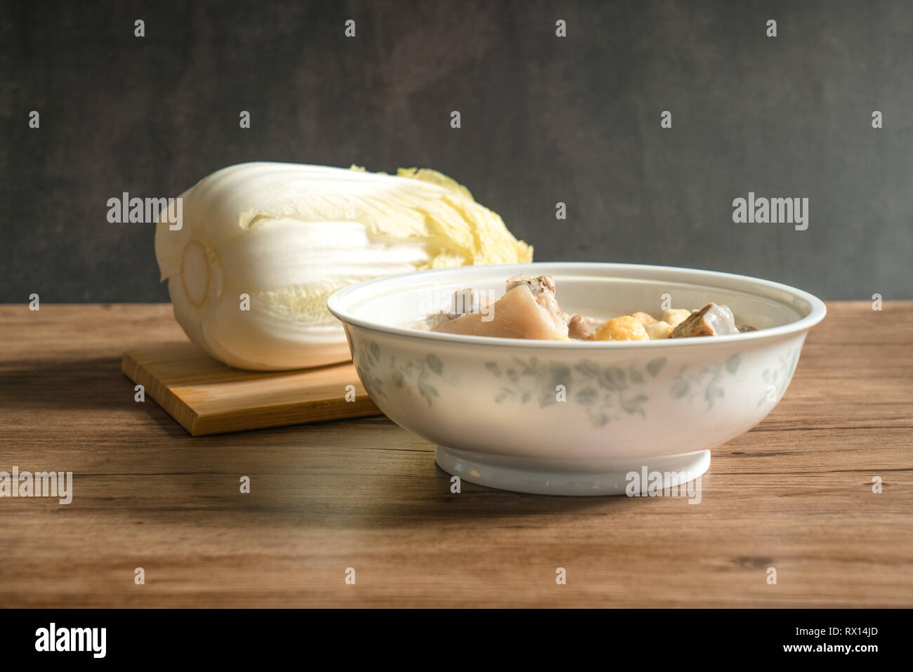 Trotter soupe avec fond de bois Banque D'Images