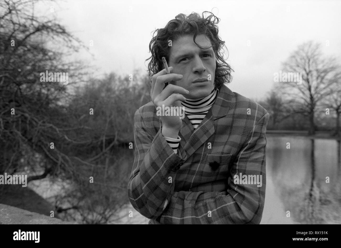 Marco Pierre White, chef, sur Wandsworth Common en face du restaurant Harveys, où il s'est fait connaître et a remporté deux étoiles Michelins, Londres, Angleterre, Royaume-Uni 1987 Banque D'Images