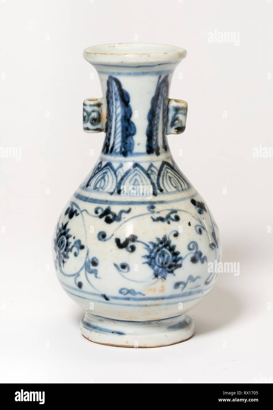 Vase avec poignées en boucle. La Chine. Date : 1400-1499. Dimensions : H. 6. Porcelaine peinte en bleu sous glaçure. Origine : Chine. Musée : le Chicago Art Institute. Banque D'Images