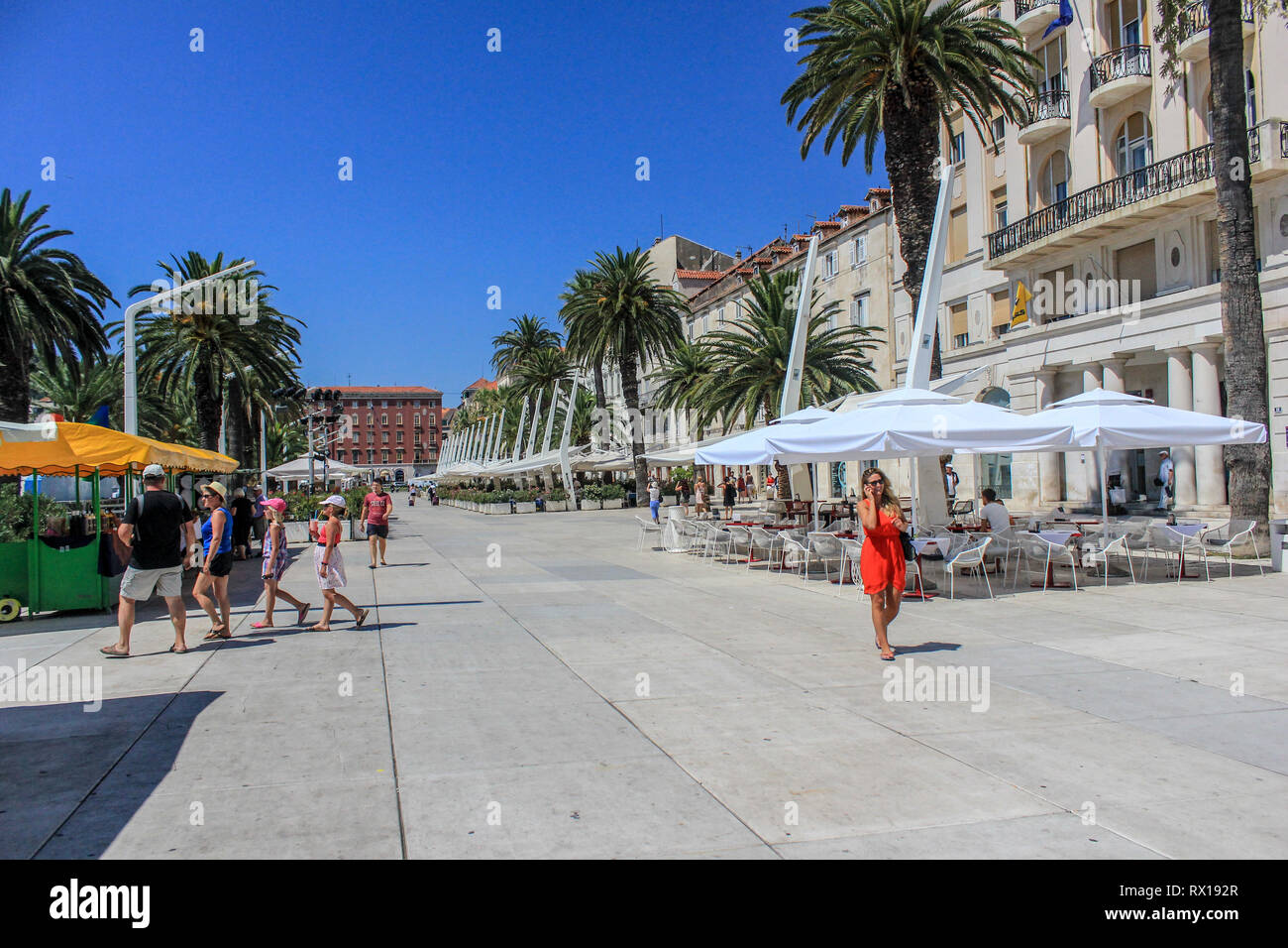 Split promenade Riva qui comprend la façade sud de la palais Dioclétien, cafés et restaurants. Split, Croatie Banque D'Images