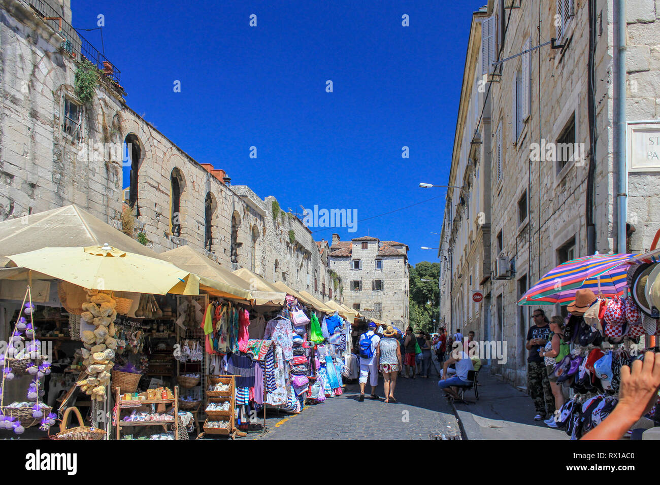 Les étals de marché bazar juste en dehors de l'argent de l'entrée du palais de Dioclétien, Split , complexe Dalmatie, Croatie. Banque D'Images
