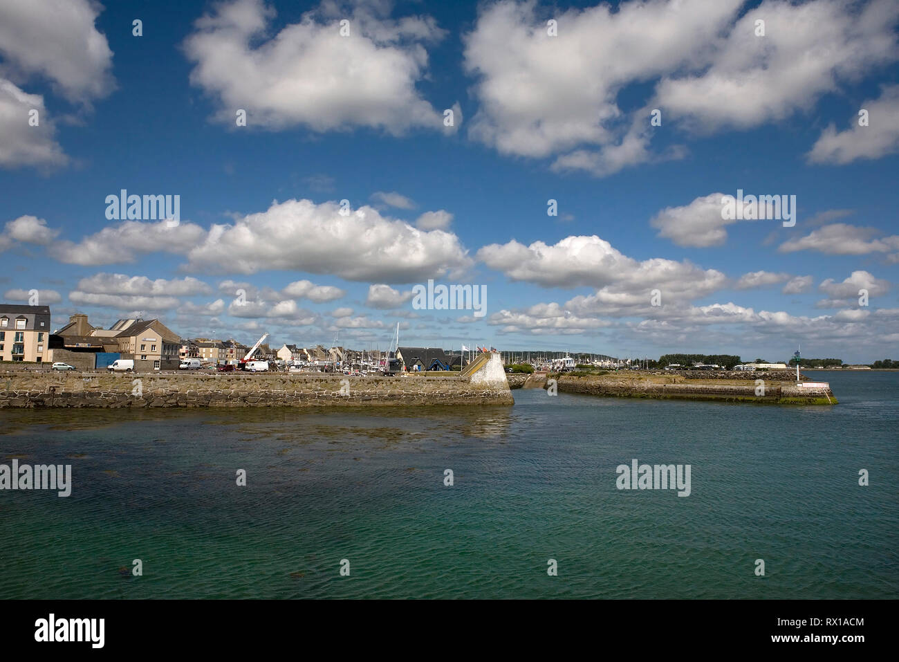 Le port de saint vaast la hougue Banque de photographies et d’images à ...