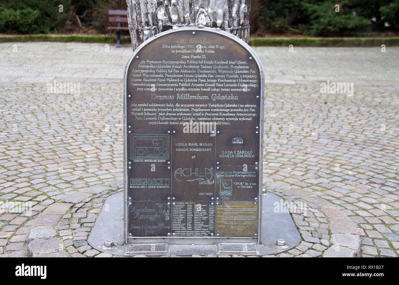 Acier inoxydable Plaque à l'arbre millénaire qui commémore1000 ans depuis la fondation de la ville polonaise de Gdansk Banque D'Images