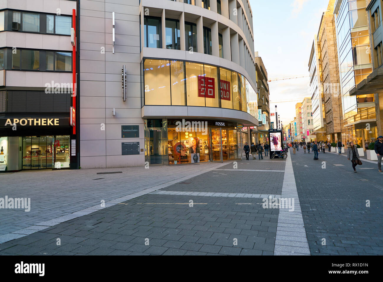 DUSSELDORF, ALLEMAGNE - circa 2018 SEPTEMBRE : Combustibles fossiles et de l'Uni à Dusseldorf. boutiques xq Banque D'Images