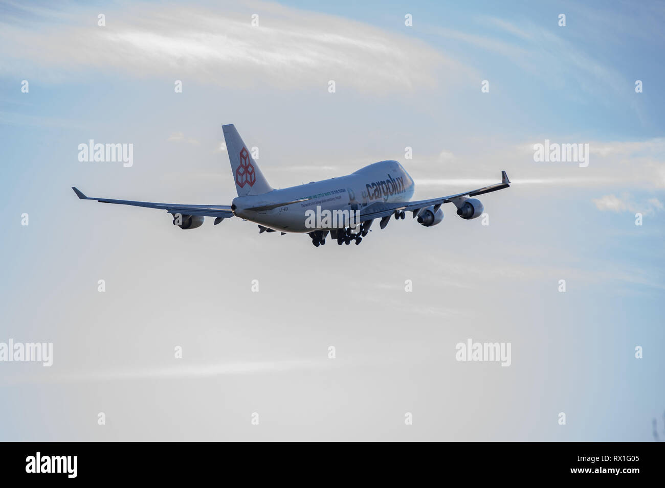 Prestwick, UK. 7 mars 2019. Schéma de peinture spéciale Cargolux de bélugas, Boeing 747-400 F (Reg : LX-AVA) au départ de l'Aéroport International de Prestwick. Banque D'Images