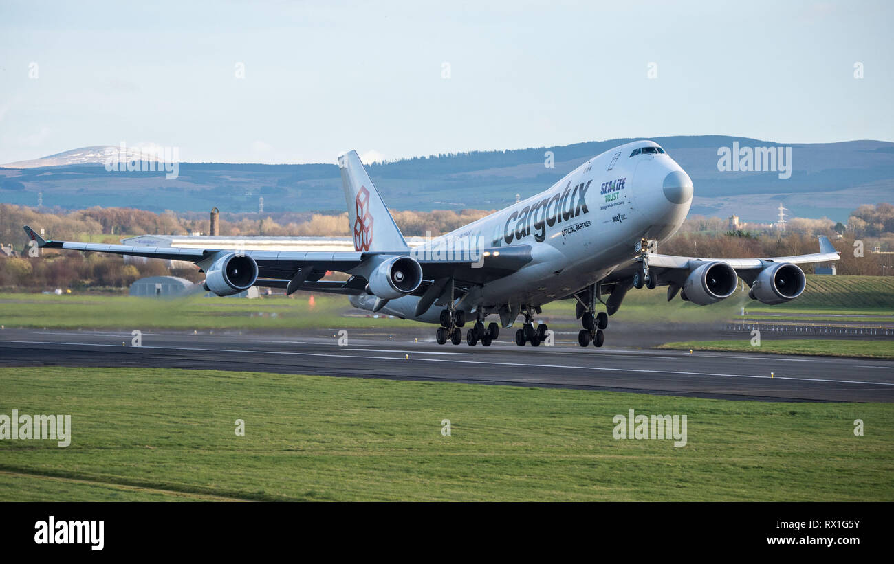 Prestwick, UK. 7 mars 2019. Schéma de peinture spéciale Cargolux de bélugas, Boeing 747-400 F (Reg : LX-AVA) au départ de l'Aéroport International de Prestwick. Banque D'Images