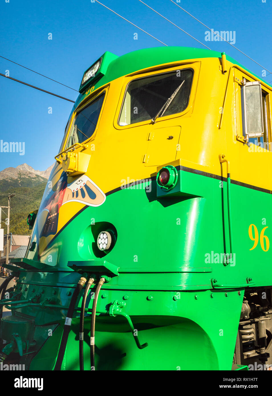 15 septembre 2018 - Skagway AK : détail avant de vert et jaune moteur peint 96 de l'historique chemin de fer White Pass and Yukon Route train touristique. Banque D'Images