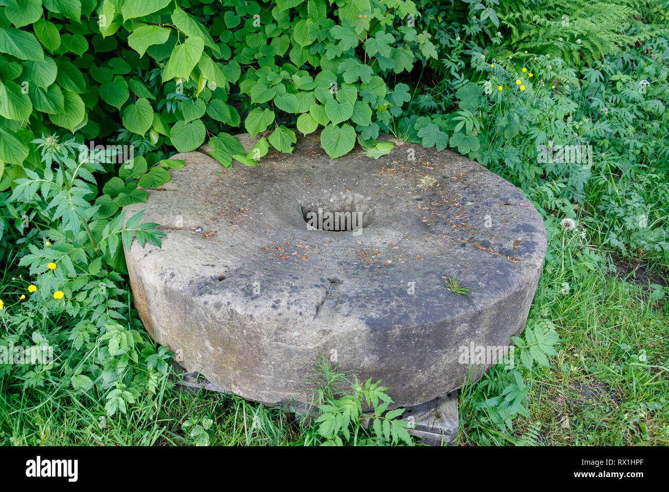 Les roues de moulin en pierre historique datant du 17ème siècle en Alvøen, une des plus anciennes communautés industrielles en Norvège, près de Bergen, Norvège Banque D'Images