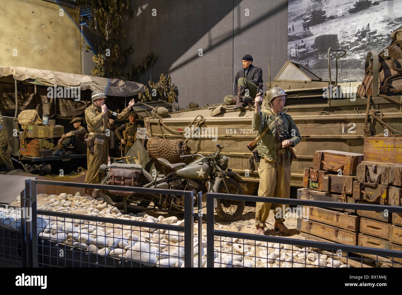 Vue générale d'un affichage de la Seconde Guerre mondiale, deux engins de débarquement américain dans l'Overlord Museum, Lotissement Omaha Center, Colleville-sur-Mer, France. Banque D'Images