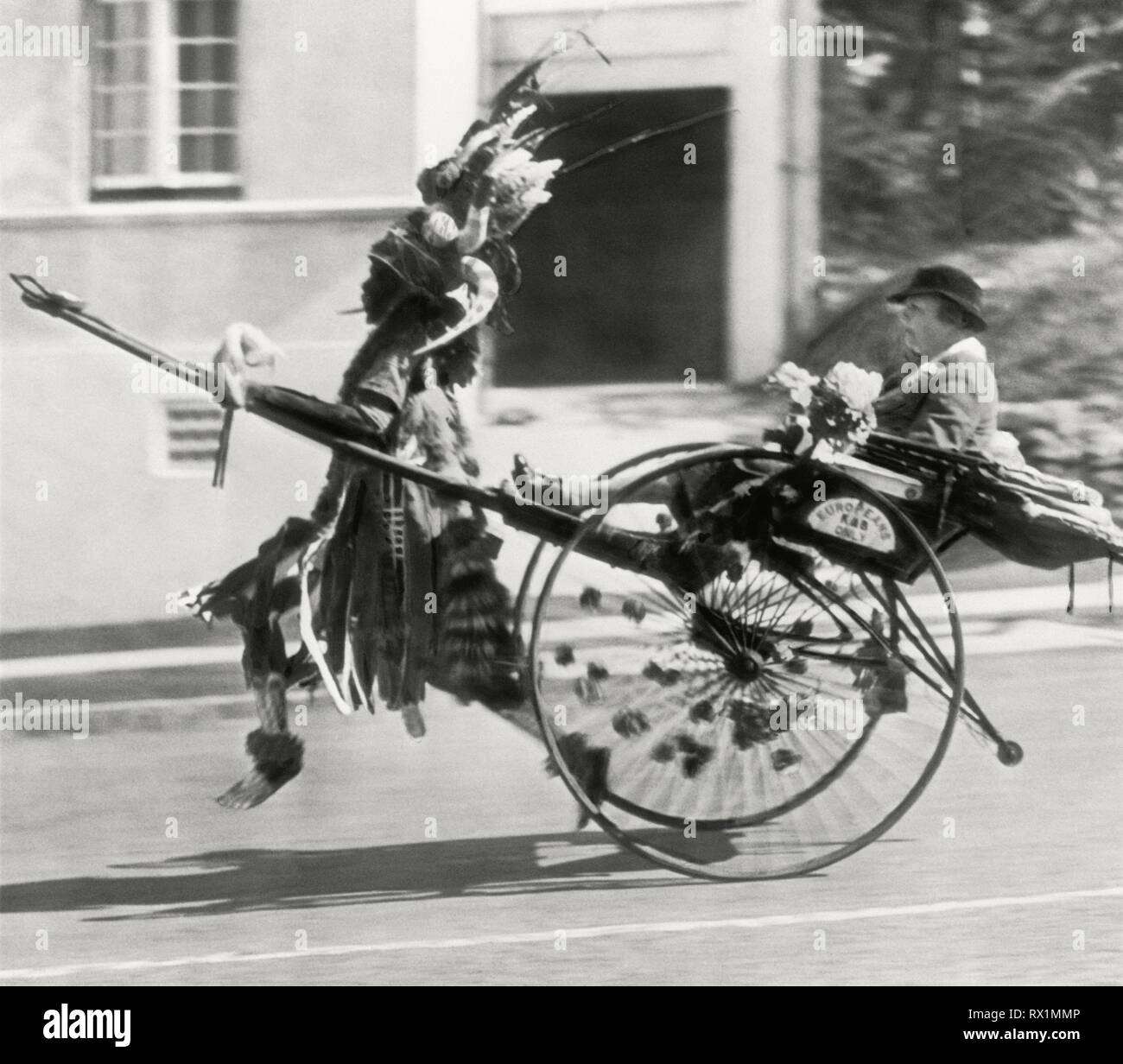 Mme Burton Holmes avec Zulu Rickshaw Driver. Durban, Afrique du Sud, 1937 Banque D'Images