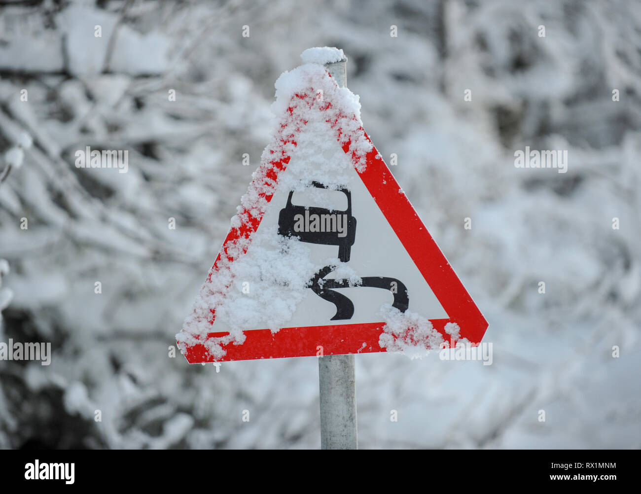 Trafic routier britannique d'avertissement signe les routes glissantes. Banque D'Images