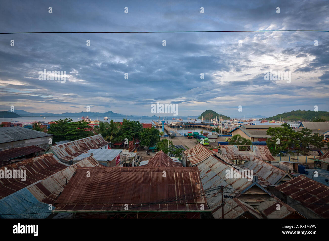 Labuan Bajo est un village de pêcheurs situé à l'extrémité ouest de la grande île de Flores dans la région de Nusa Tenggara, en Indonésie orientale. Banque D'Images