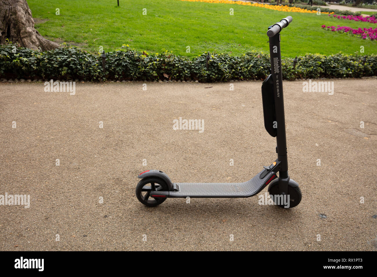Scooter électrique en Whitehall Gardens, utilisé principalement par les Londoniens comme un moyen facile et rapide du mode de transport à Londres, Royaume-Uni, de pistes cyclables et de rues. Banque D'Images