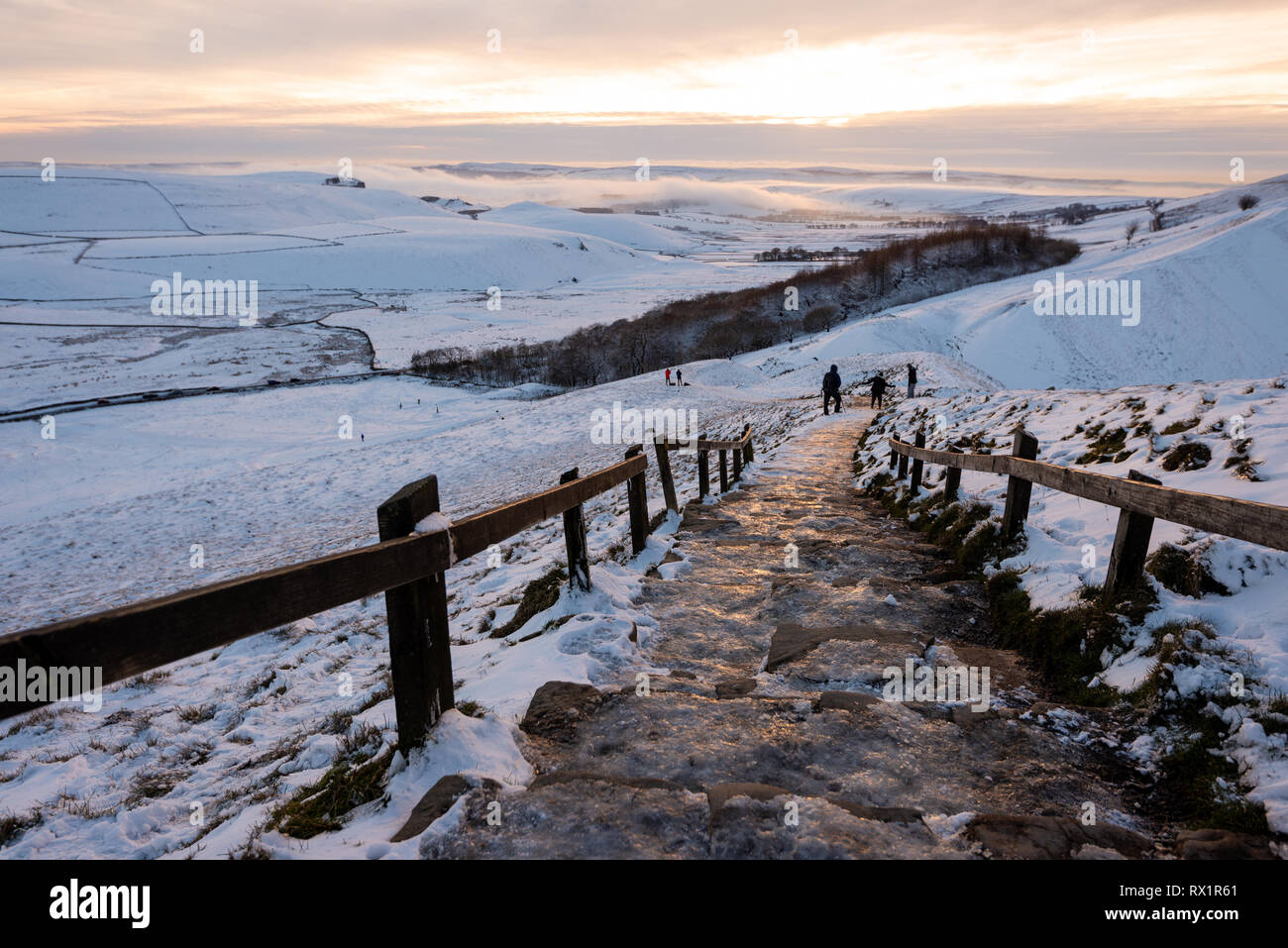 Mam tor couvertes de neige pendant le coucher du soleil dans le Peak District Banque D'Images