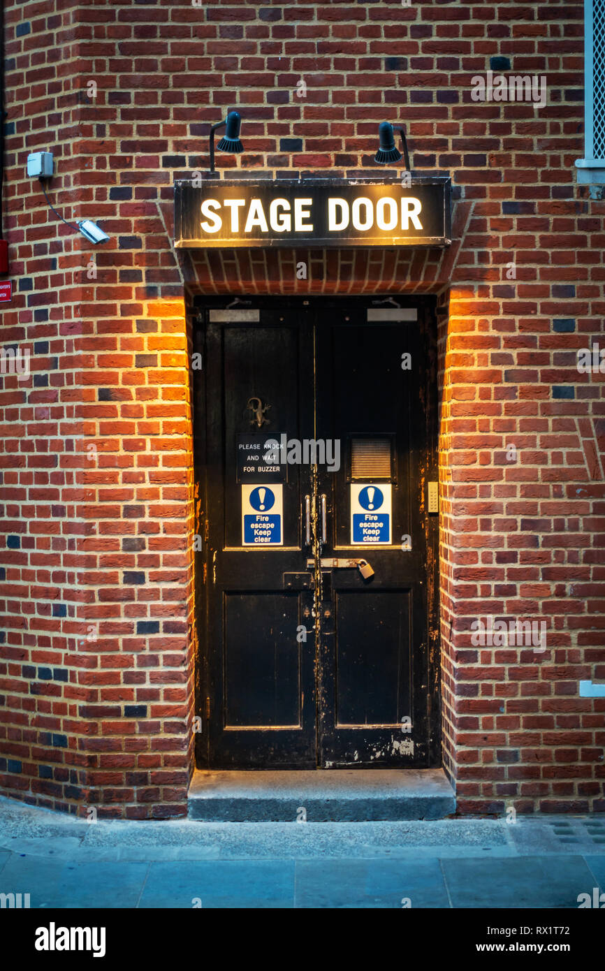 Porte pleine hauteur et de l'étape affiche de porte avec des projecteurs lumineux au stade porte de Cambridge Theatre dans Shelton Street, Covent Garden, Londres Banque D'Images