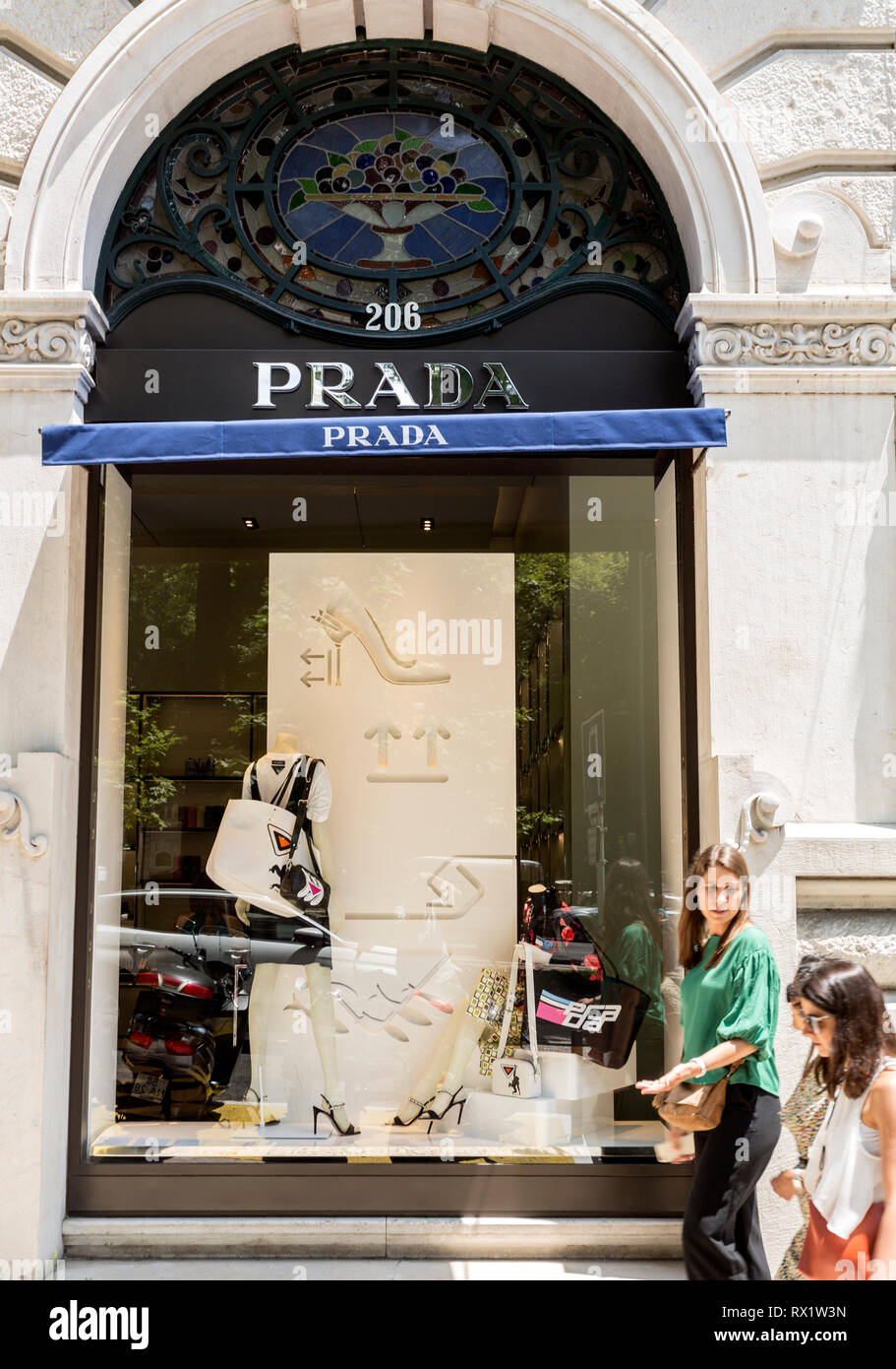 Les femmes à pied en face d'un magasin Prada indifférent à la fenêtre boutique, à Lisbonne, Portugal Banque D'Images