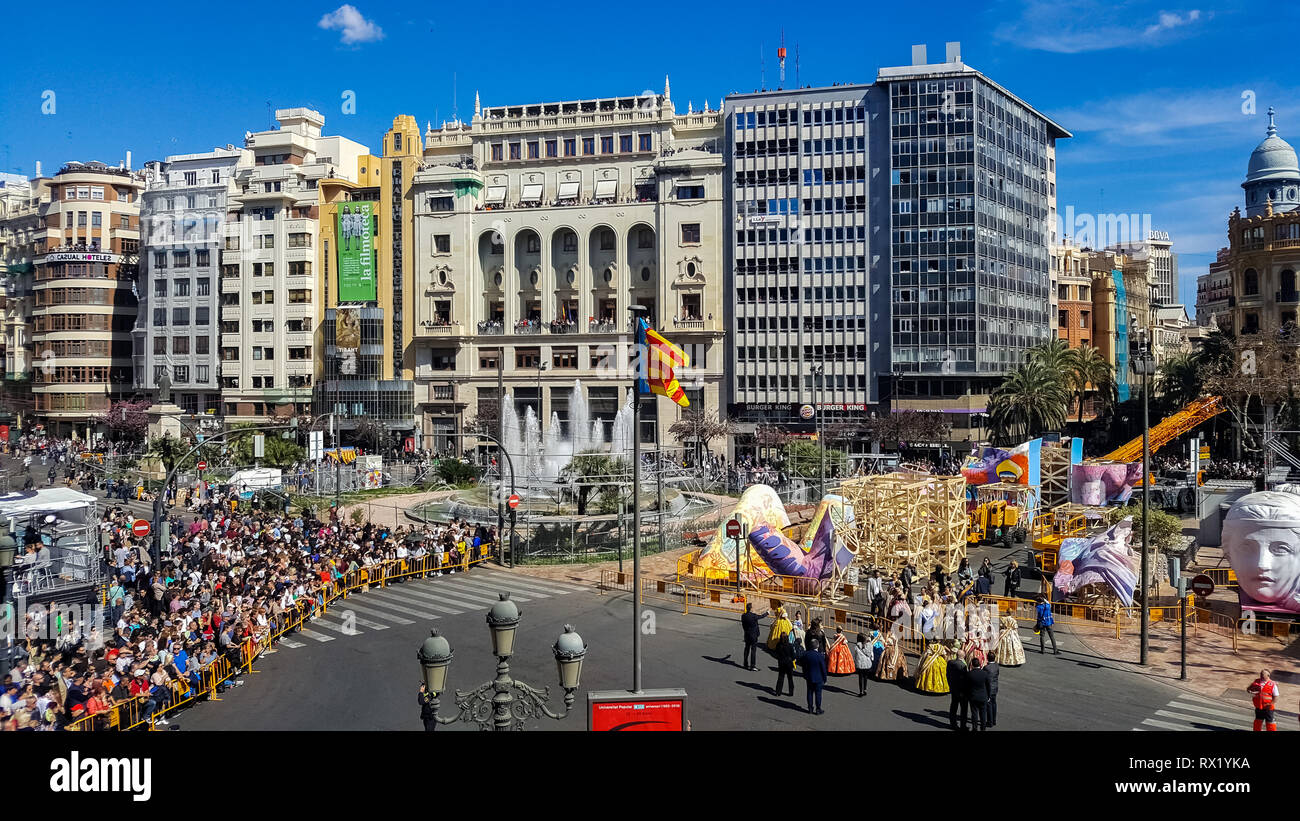 Valencia, Espagne - 7 mars, 2019 : Préparation de la Mairie Falla jours avant sa dernière assemblée générale, quelques instants avant le coup d'une Mascletà. Banque D'Images