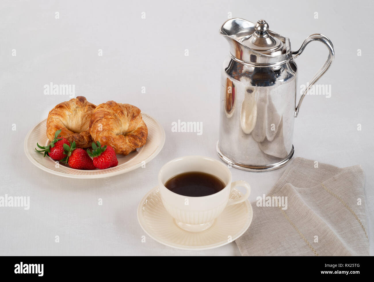 Le petit-déjeuner composé de croissants et des fraises avec du café. Banque D'Images