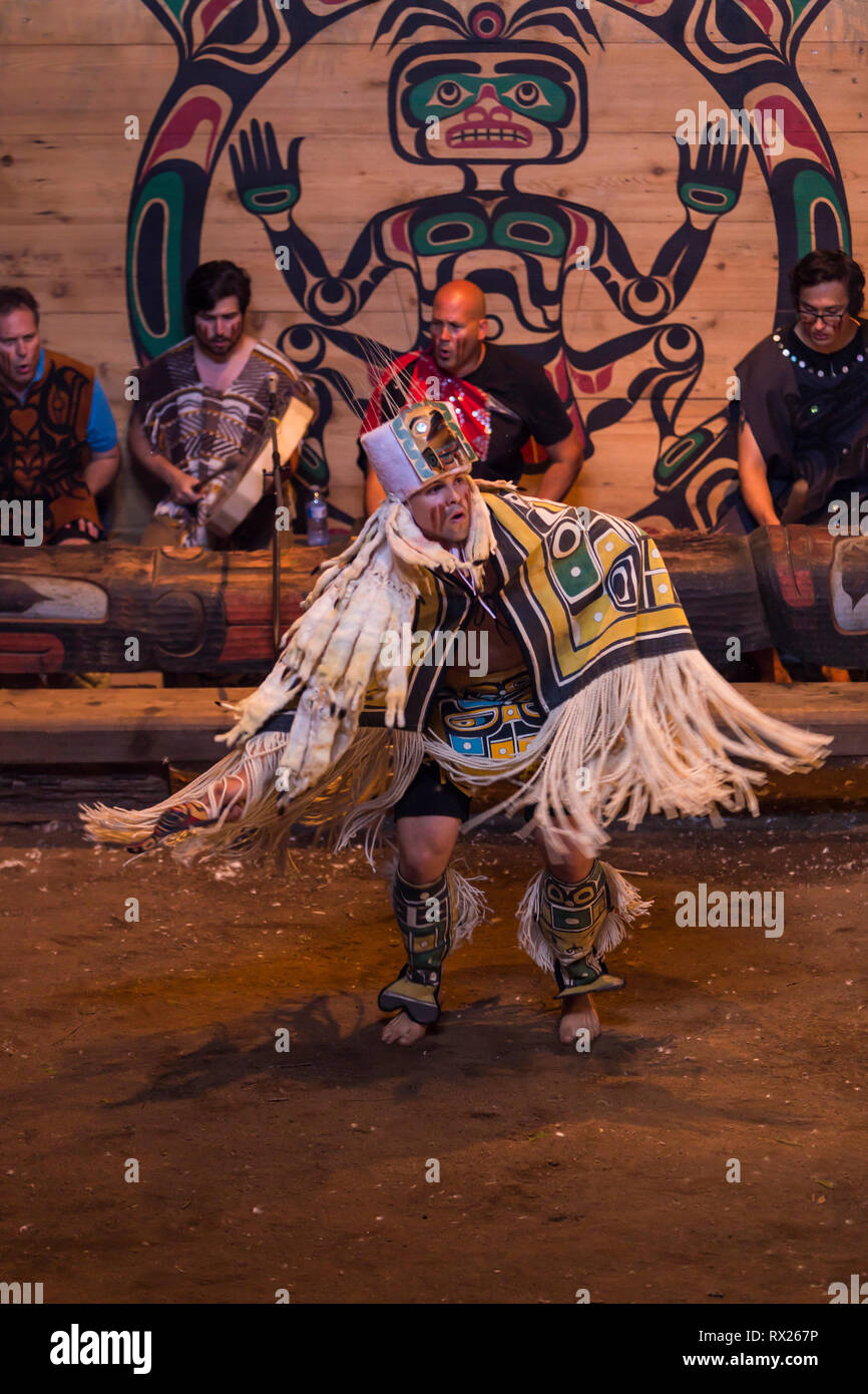 Une danseuse de la première nation se produit pour un public pendant les journées aborigènes à la soute du Komok. Comox, Comox Valley, Île de Vancouver, Colombie-Britannique, Canada Banque D'Images