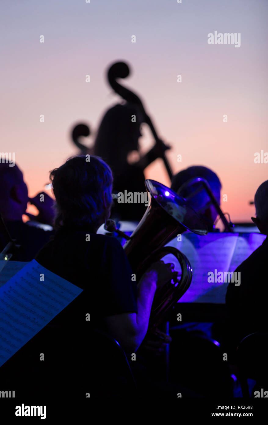 Les musiciens jouent dans la soirée à une piscine de la musique classique dans la région de Courtenay, la vallée de Comox, Vancouver Island, British Columbia, Canada Banque D'Images