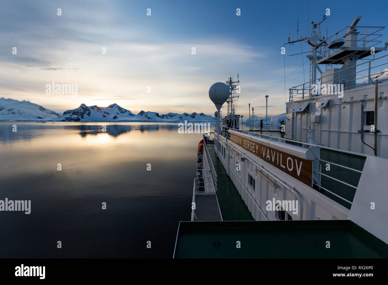 Le soleil se couche sur une autre journée de découverte de la péninsule Antarctique à bord d'Akademik Vavilov. L'antarctique. Banque D'Images