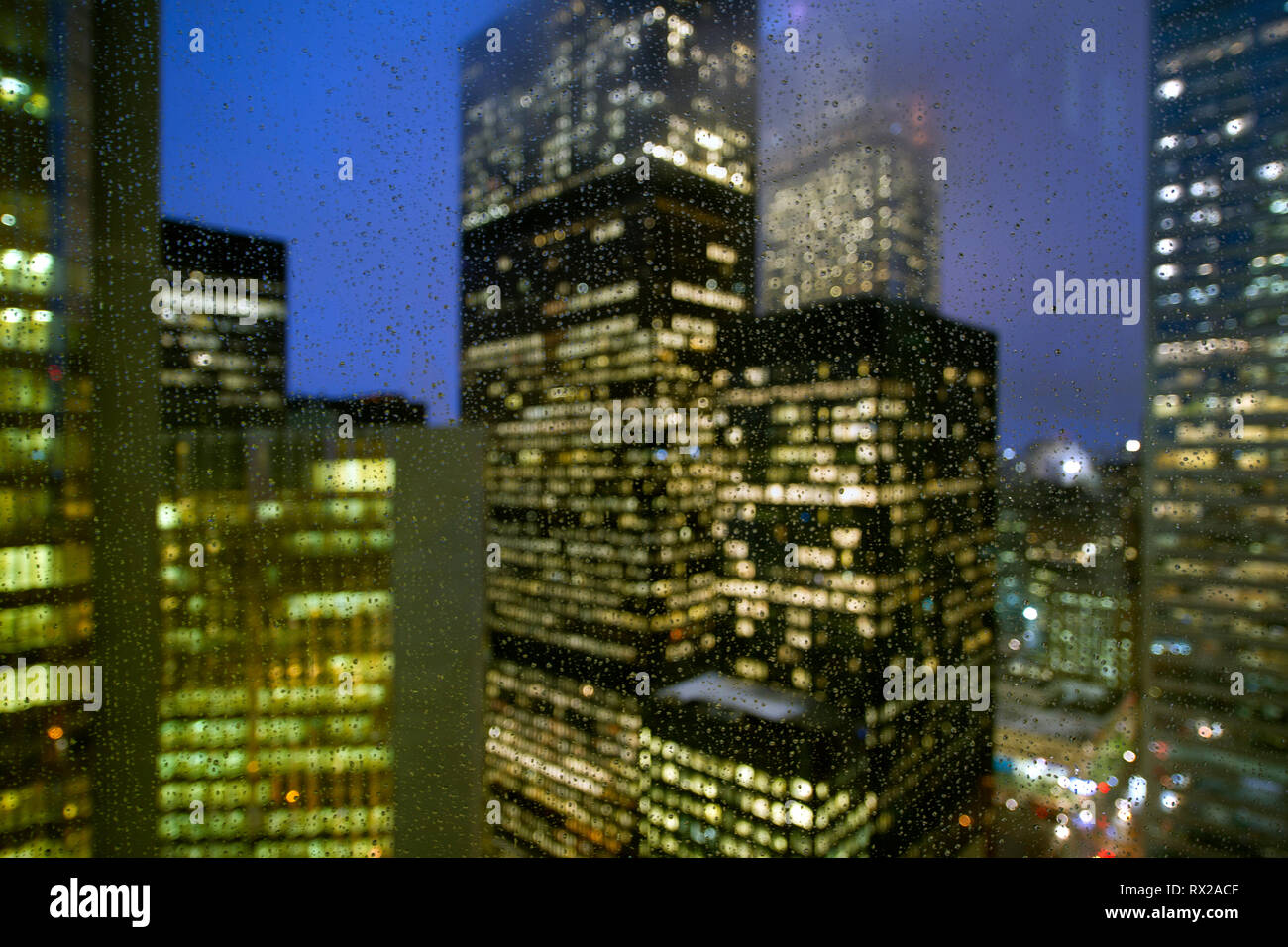 À l'intérieur d'une fenêtre vers des gratte-ciel pommelé de pluie dans le quartier financier du centre-ville de Toronto, Ontario, Canada Banque D'Images