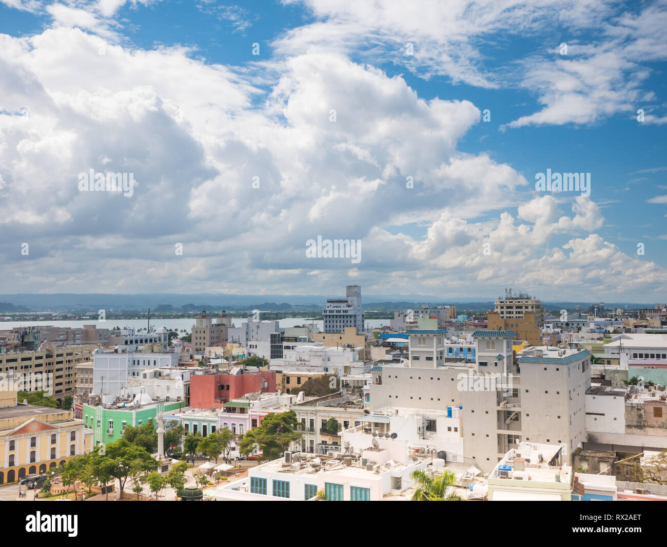 Vue panoramique sur le paysage urbain du vieux San Juan à Porto Rico, vu du château de San Cristobal Banque D'Images