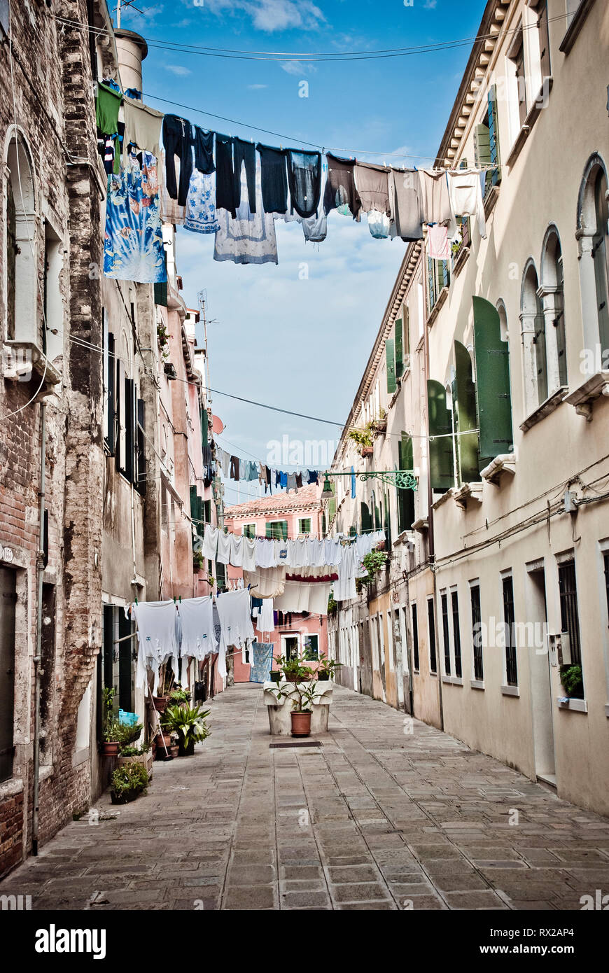 La pendaison de blanchisserie dans une ruelle de Venise, Italie Banque D'Images