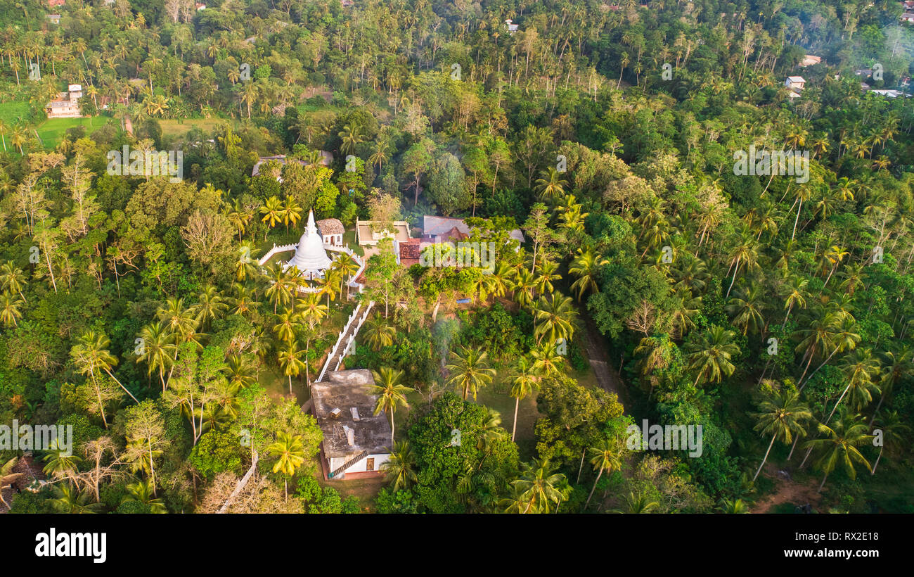 Vue aérienne. Temple dans la jungle. Hikkaduwa. Le Sri Lanka. Banque D'Images