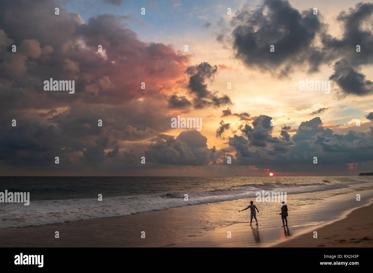 Au crépuscule, un couple de poissons, que le soleil tombe au-dessous de l'horizon à Koggala Beach dans la province du sud du Sri Lanka. Banque D'Images